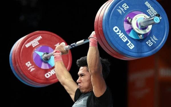 Aksi atlet angkat berat negara Muhamad Aznil dalam acara angkat berat kategori 61kg pada Sukan Komanwel Birmingham 2022 di Dewan NEC 1 pada Sabtu. - Foto Bernama