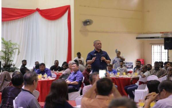 Saarani memberi penerangan Pelan Perak Sejahtera 2030 bersama NGO kaum Cina dan India Parlimen Tambun di Dewan Komuniti 1Malaysia, Chemor pada Ahad.