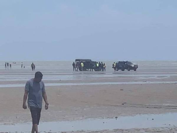 Seorang mayat lelaki warga emas ditemui dipercayai lemas ketika menjaring ikan di Pantai Morib, pada Ahad.