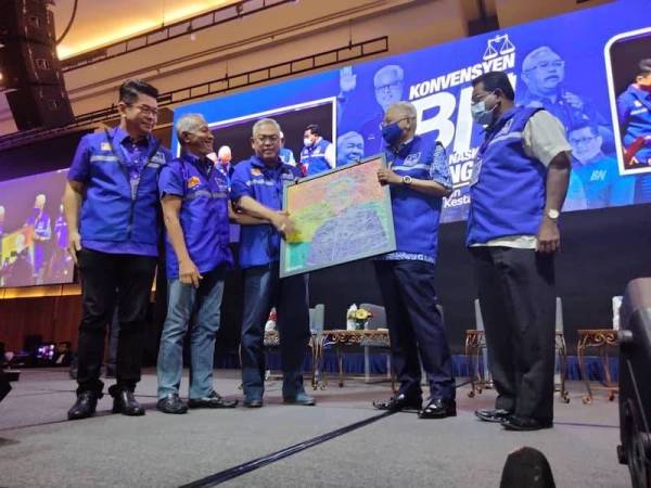 Noh (tiga kiri) menyampaikan cenderahati kepada Perdana Menteri (dua kanan)