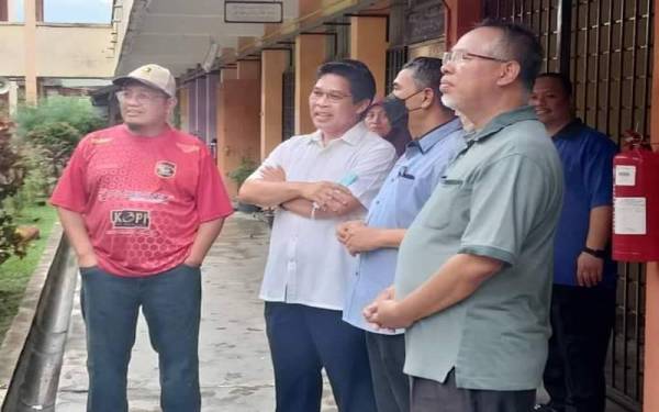 Mohamad Rafie (dua kiri) ketika meninjau lokasi pada Ahad. Foto: Mohamad Rafie.