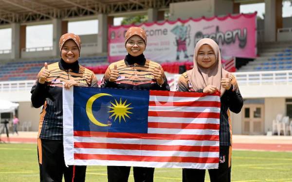 TRIO negara, Syaqiera Mashayikh, Nuramalia Haneesha Mazlan dan Nur Afisa Abdul Halil meraih pingat emas dalam acara recurve berpasukan wanita pada temasya AUG 2022