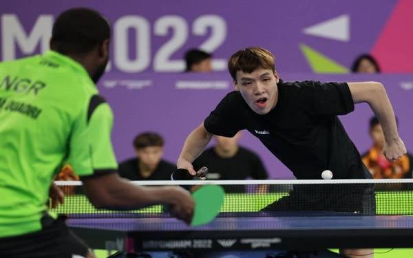 Aksi Javen ketika menentang lawannya dari Nigeria, Aruna Quari dalam acara Ping Pong Berkumpulan Lelaki peringkat suku akhir sempena Sukan Komanwel Birmingham 2022 di National Exhibition Centre pada Ahad. - Foto Bernama