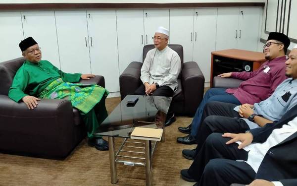 Wan Zahidi (kiri) bertemu Zamri (dua dari kiri) dan pegawai Jabatan Mufti Perak ketika memulakan tugas hari pertama sebagai Mufti Perak di Bangunan Perak Darul Ridzuan, di sini pada Isnin.