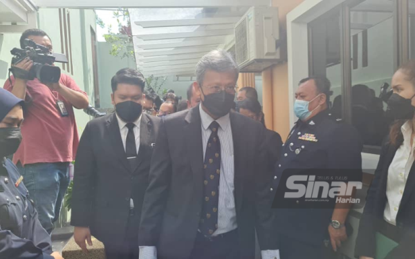 Hakim Sequerah (tiga dari kanan) meninjau sekitar banglo di Country Heights yang didakwa dibeli menggunakan dana YAB pada Isnin.