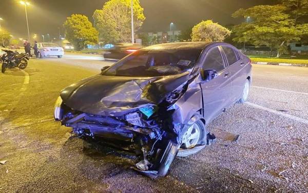 Kereta dipandu lelaki berusia 34 terlibat dalam kemalangan dengan sebuah motosikal.