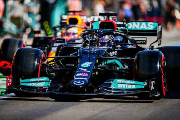 Hamilton beraksi pada perlumbaan berkenaan. - Foto Getty Images