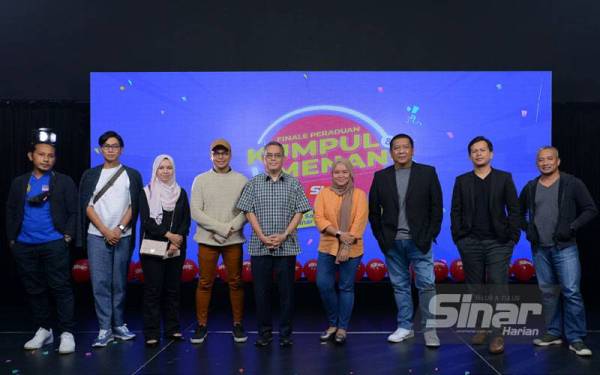 Antara juri yang terlibat mengadili Peraduan Kumpul dan Menang Sinar Harian kategori penyertaan kreatif bergambar selepas pengumuman pemenang pada Ahad. - Foto Sinar Harian/MOHD HALIM ABDUL WAHID