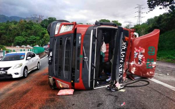 Treler yang membawa muatan besi buruk terbalik di KM43.3 di Lebuhraya Kuala Lumpur-Karak pada Jumaat lalu. - Foto Ihsan PDRM