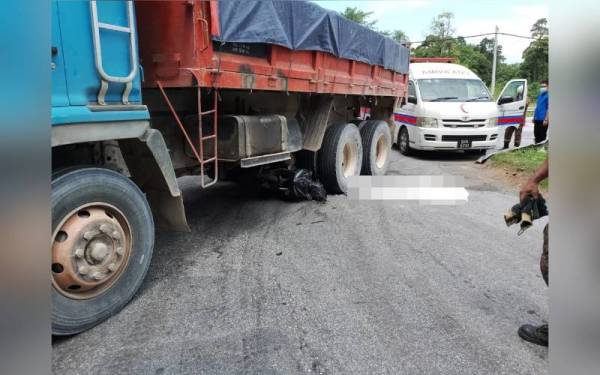 Mayat mangsa berjaya dikeluarkan oleh pihak bomba sebelum diserahkan kepada pihak polis. - Foto Ihsan Bomba Perak