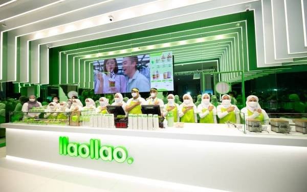 Kakitangan Ilaollao di kedai flagshipnya yang terletak di Pavilion Kuala Lumpur.