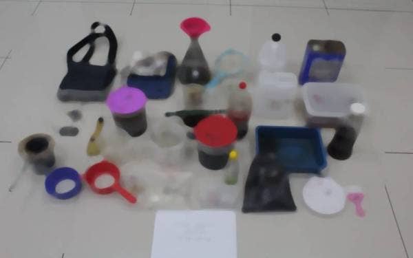 Antara peralatan dipercayai digunakan untuk menghasilkan dadah antara yang dirampas dalam serbuan yang dijalankan.