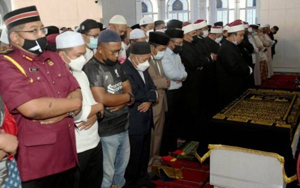Imam besar Muhammad Farhan Wijaya mengimamkan solat jenazah bekas Menteri Besar Selangor, Tan Sri Abdul Khalid Ibrahim di Masjid Sultan Salahuddin Abdul Aziz Shah, Shah Alam pada Isnin. - Foto Bernama
