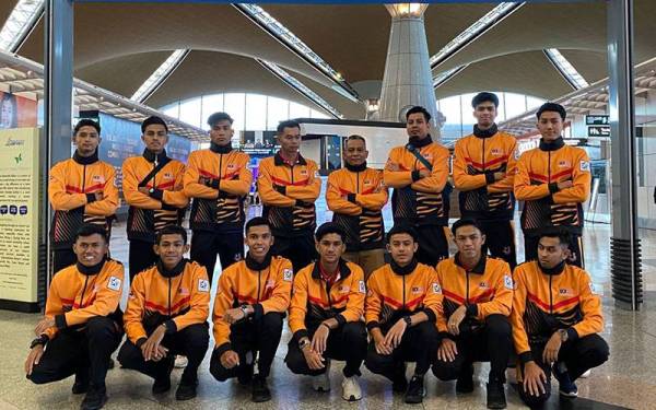 Skuad takraw negara bergambar sebelum berlepas ke AUG 2022.
