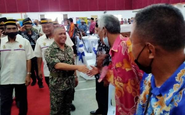 Saarani (tiga dari kiri) bertemu dengan veteran tentera yang hadir pada Program Saarani Bersama Bekas Askar di Kompleks Komuniti Taman Perpaduan, Hulu Kinta, di sini pada Isnin.