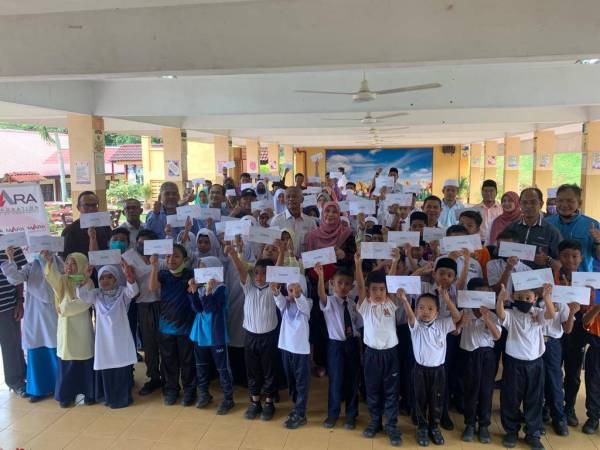 Murid sekolah rendah di Baling, Kedah yang menerima sumbangan daripada Mara Corp.