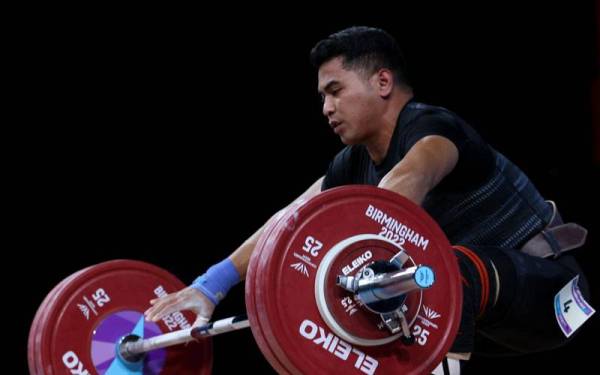 Mohamad Nasir gagal mengangkat bebanan 140kg pada angkatan kedua dan ketiga bagi acara angkat berat kategori 81kg pada temasya Sukan Komanwel Birmingham 2022 di Dewan NEC pada Isnin. - Foto Bernama