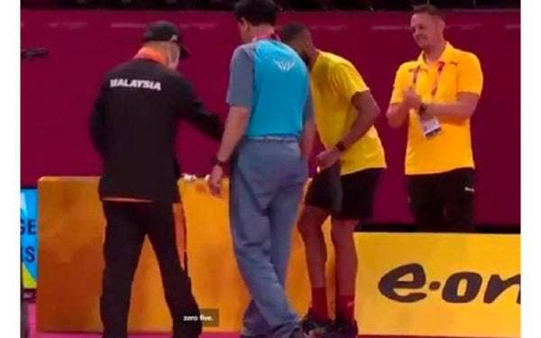 Hendrawan menerima pujian ramai apabila bertindak memberikan kasutnya Ricketts.