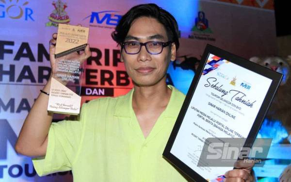 Meen bersama sijil penghargaan dan anugerah yang diterima pada Apresiasi Media Tourism Selangor 2022 yang berlangsung di Taman Eko Rimba Komenwel di sini pada Isnin. - Foto Sinar Harian ROSLI TALIB