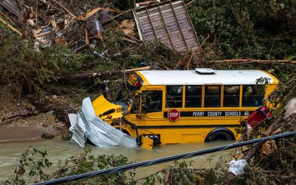 Sebuah bas sekolah yang dihanyutkan banjir berhampiran Jackson, Kentucky. - AFP