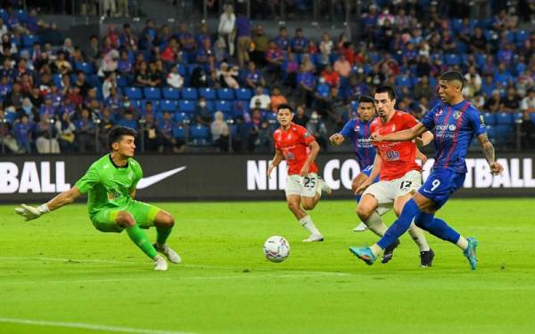 Bergson (kanan) melakukan percubaan ketika menentang KL City, pada perlawanan Liga Super di Stadium Sultan Ibrahim pada Isnin. - Foto Bernama