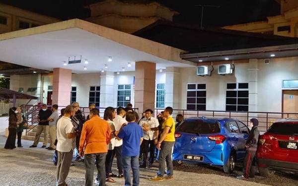 Suasana hiba menyelubungi pekarangan Jabatan Forensik, HRPB Ipoh dengan kehadiran waris Fajim Juffa dan pihak lain yang terlibat.