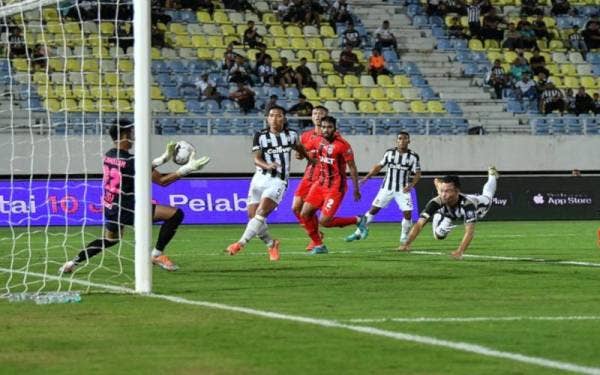Penjaga gol PJ City FC Kalamullah Al-Hafiz Mat Rowi (kiri) berjaya menggagalkan percubaan gol pemain TFC, Manuel Gelito Ott (kanan) pada saingan Liga Super Malaysia 2022 di Stadium Sultan Mizan Zainal Abidin malam tadi. - Foto Bernama