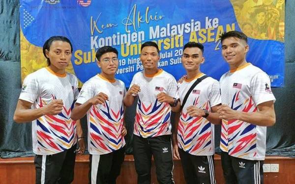Kabilan Jelevan (kanan) bersama barisan atlet Muay Thai negara yang beraksi di AUG 2022.