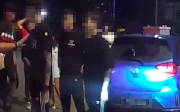 Seorang lelaki warga tempatan cedera dalam pergaduhan melibatkan tiga warga asing di tepi jalan sebuah depan pusat hiburan di Taman Mount Austin, Johor Bahru, baru-baru ini.