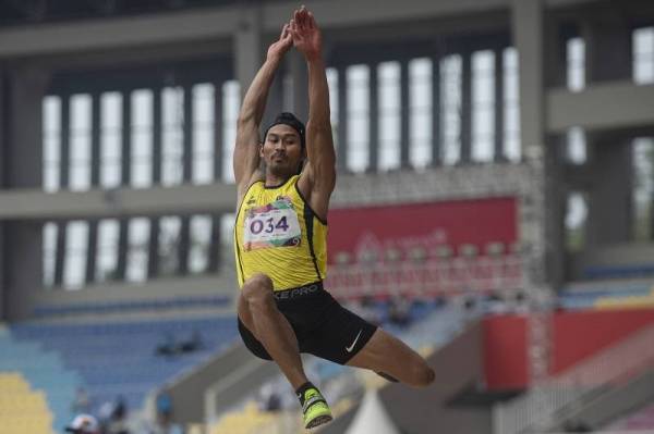 Abdul Latif ketika beraksi dalam acara Lompat Jauh (T20) pada Sukan Para ASEAN (APG) ke-11 di Stadium Manahan, Solo, Indonesia pada Selasa. Foto Bernama