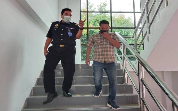 Ali Katjo yang mewakili syarikatnya selepas keluar dari Mahkamah Majistret Alor Gajah di sini, pada Selasa.