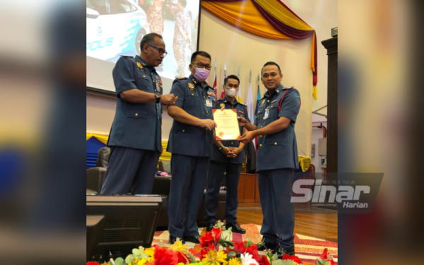 Ibrahim (kanan) menerima sijil penghargaan yang disampaikan oleh Zainal (dua dari kanan).