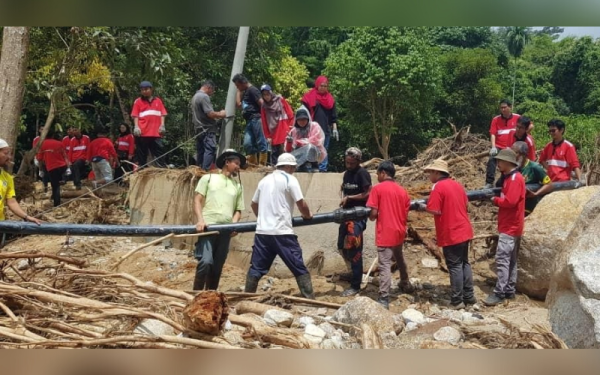 Kerja-kerja baik pulih paip dilakukan selepas kejadian kepala air, namun bekalan air terputus lagi setelah berlaku gelombang kedua banjir di Kupang Baling, Kedah, baru-baru ini.