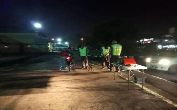 Anggota JAS Terengganu memeriksa sebuah motosikal yang ditahan dalam operasi bersepadu selama dua hari bermula Ahad lalu.