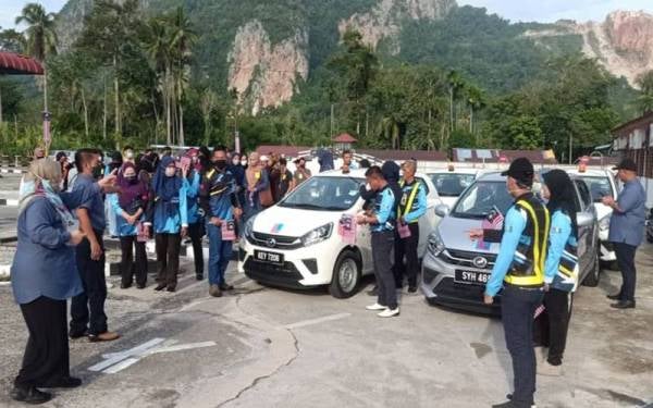 Calon-calon ujian lesen memandu turut terbabit dalam kempen kibar Jalur Gemilang di Pakatan Latihan Memandu Baling pada Selasa.