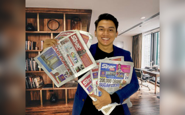 Bahrin, juara Kategori Kreatif Finale Peraduan Kumpul dan Menang Sinar Harian Edisi Ketiga menunjukkan koleksi surat khabar Sinar Harian dalam simpanannya.