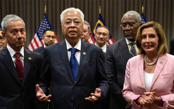 Perdana Menteri Datuk Seri Ismail Sabri Yaakob menyampaikan ucapan ketika hadir pada Majlis Makan Tengah Hari bersama Speaker Dewan Perwakilan Amerika Syarikat Nancy Pelosi di sebuah hotel pada Selasa. Foto Bernama.