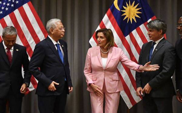 Ismail Sabri (dua dari kiri) dan Nancy Pelosi dalam majlis makan tengah hari di sebuah hotel di Kuala Lumpur.