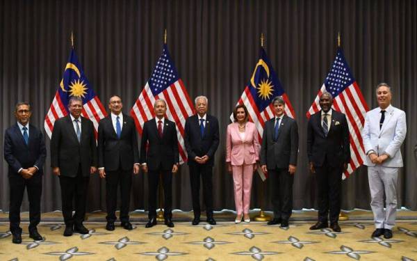 Ismail Sabri dan Nancy Pelosi bergambar selepas majlis makan tengah hari di sebuah hotel di Kuala Lumpur.