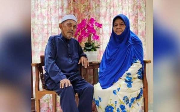 Mohd Isa @ Hashim Ahmad bersama isteri, Che An Amir Hamzah, 72, di kediamannya di Sungai Buloh, Selangor.