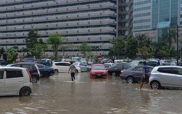 Keadaan kenderaan di Jalan Ayer Molek yang dinaiki air berikutan banjir kilat beberapa jam di bandar raya Johor Bahru pada Selasa. - Foto Bernama