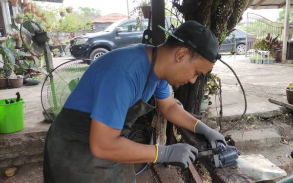 Selepas diasah menggunakan 'belt sander' besar, pisau akan diasah pula menggunakan mesin sama yang bersaiz kecil.