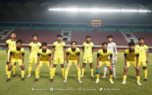 Kesebelasan skuad B-16 negara pada perlawanan berkenaan. - Foto FB FAM