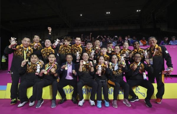 Skuad badminton negara bersama pingat emas yang dimenangi setelah menewaskan India 3-1 bagi acara berpasukan campuran, awal pagi Selasa. - Foto Bernama