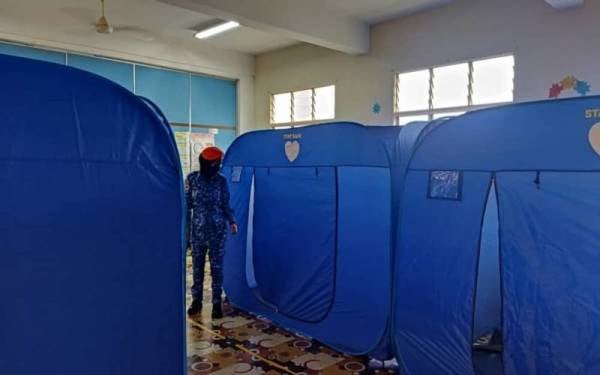 PPS dibuka di SK Seri Bukit Panjang menempatkan seramai 22 mangsa banjir di Pontian. - Foto Angkatan Pertahanan Awam Malaysia