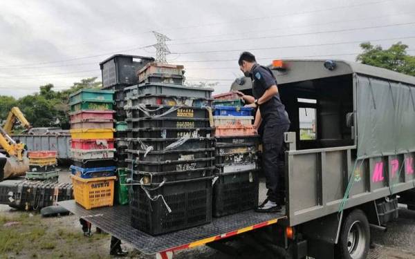 MPK menyita 99 buah bakul di bawah peruntukan UUK 3 Penjaja (MPK) 2007.