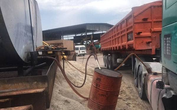 Serbuan KPDNHEP menemui tangki simpanan diesel subsidi di sebuah premis di Kuala Selangor.