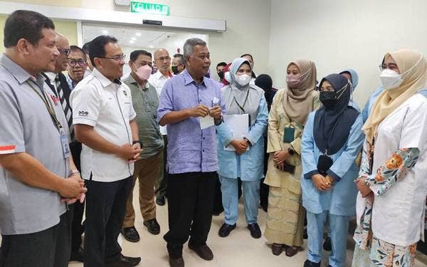 Fadzli (dua, kiri) mengiringi Ahmad (tengah) yang mengadakan lawatan kerja ke HPUniSZA di Gong Badak, Kuala Nerus pada Rabu.