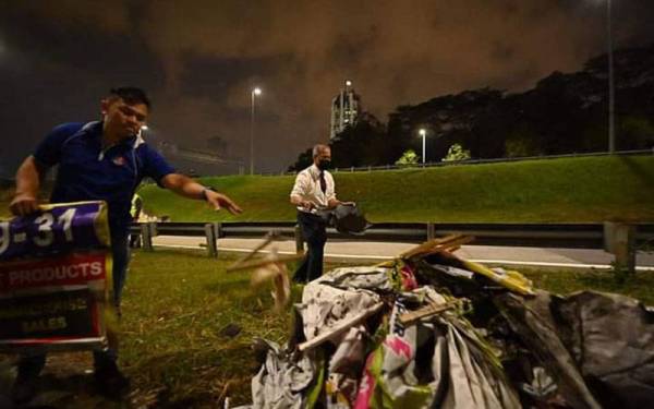 Mahadi (kanan) turun padang mengetuai operasi pada Selasa. - Foto FB DBKL