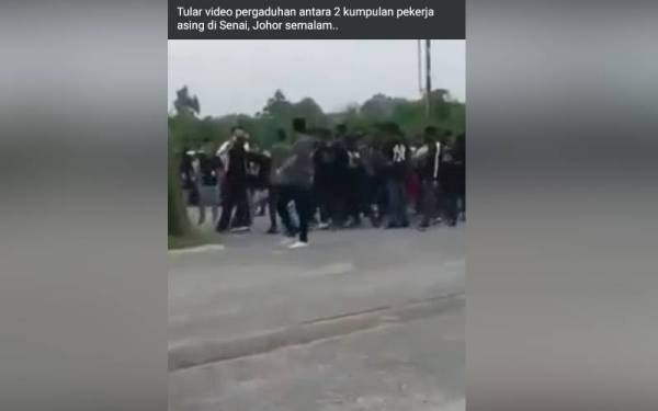 Tangkap layar video memaparkan pergaduhan di hadapan sebuah kilang di Senai.
